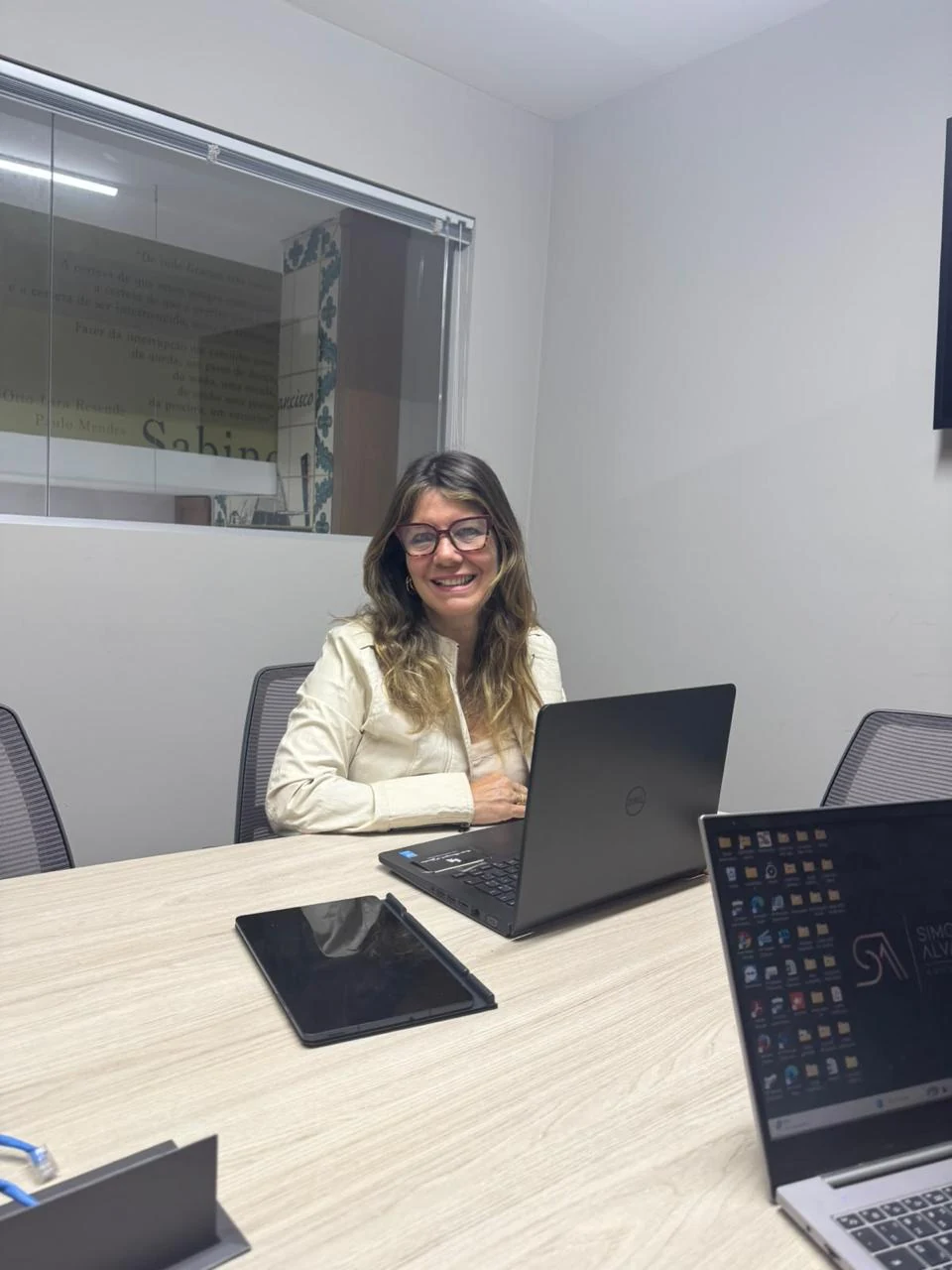 Simone Alvarenga em seu ambiente de trabalho