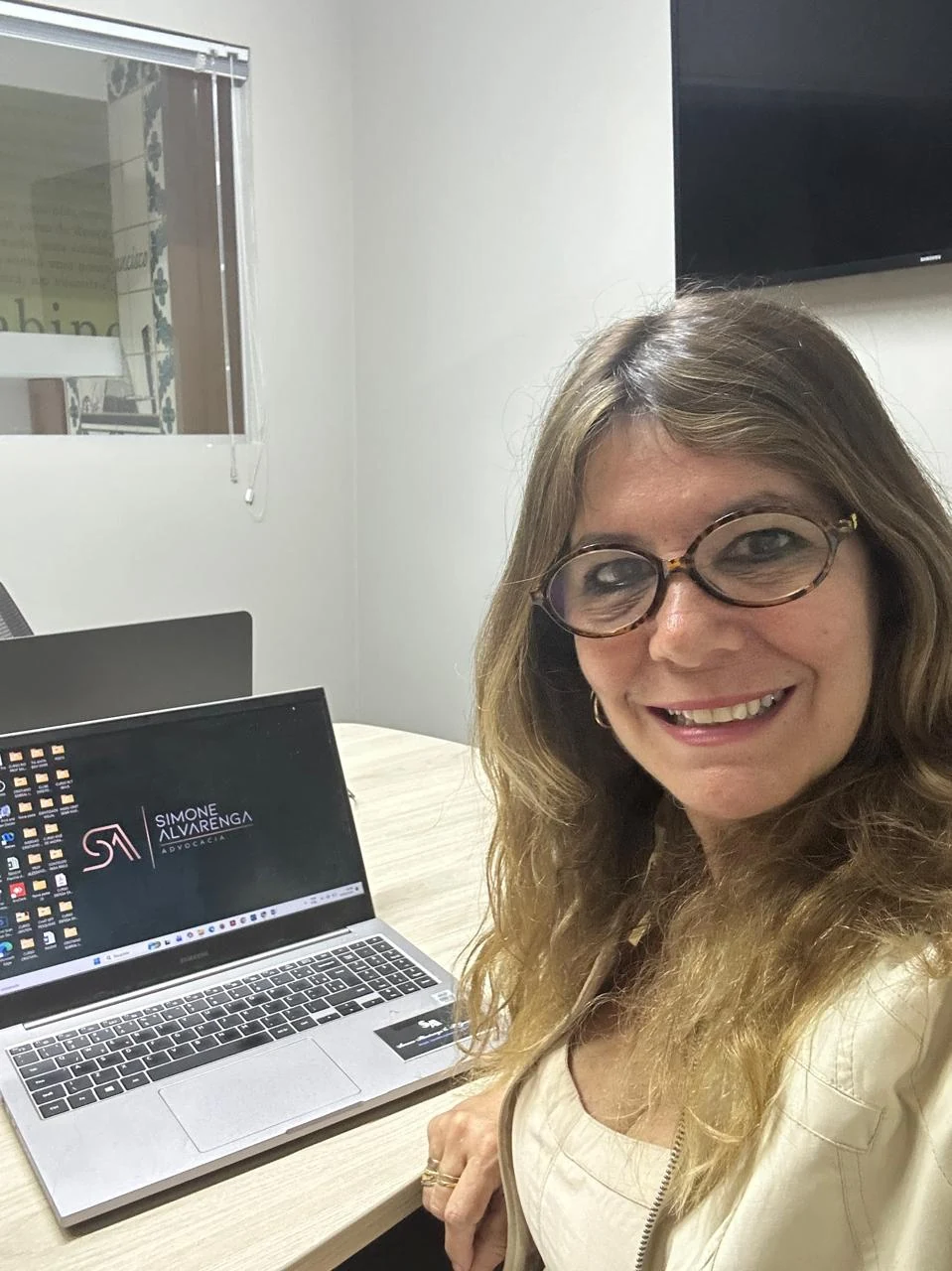Simone Alvarenga em ambiente profissional